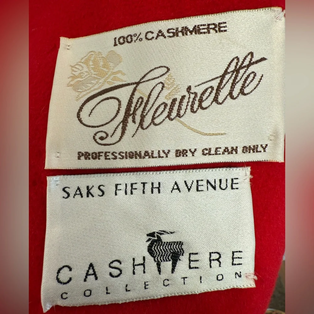 SAKS FIFTH AVENUE RED FLAG FLEURETTE WITH GOLD BUTTONS. RED TOTE INCLUDED - Picture 7 of 7